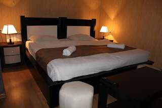 Отель Hotel Elegant Тбилиси Двухместный номер с 1 кроватью или 2 отдельными кроватями-2
