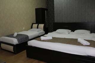 Отель Hotel Elegant Тбилиси Стандартный трехместный номер-2
