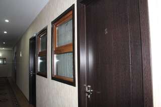 Отель Hotel Elegant Тбилиси Двухместный номер с 1 кроватью или 2 отдельными кроватями-8