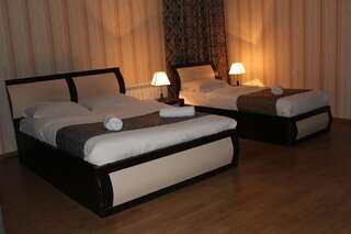 Отель Hotel Elegant Тбилиси Классический четырехместный номер-2